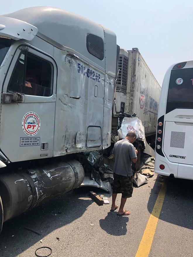 Hiện trường vụ xe chở khách du lịch đối đầu container: Ai đi qua cũng hoảng hốt, sợ hãi-3
