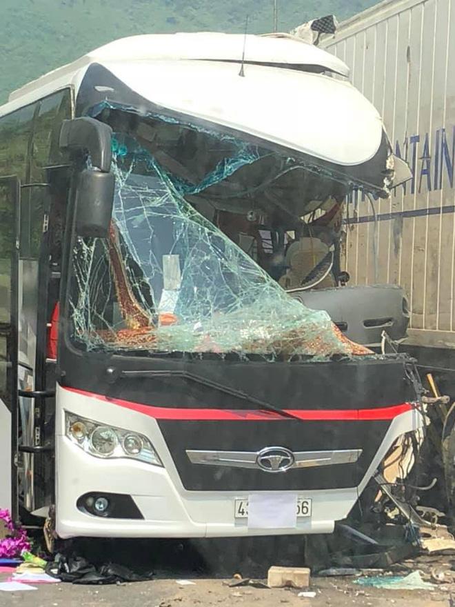 Hiện trường vụ xe chở khách du lịch đối đầu container: Ai đi qua cũng hoảng hốt, sợ hãi-4