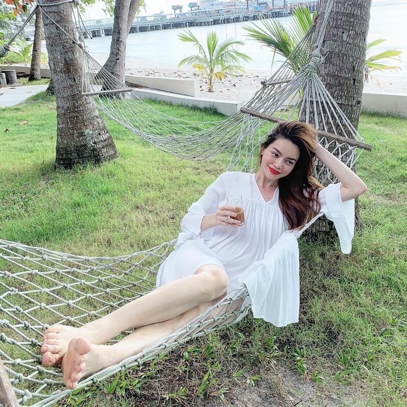 STREET STYLE SAO VIỆT: Tóc Tiên khoe body S-line với áo tắm - Tăng Thanh Hà lại kín mít như mafia áo đen-9