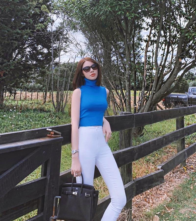 Tóc dài, quần đỏ chót: Ai dám soán ngôi street style nổi bật nhất của BB Trần tuần qua?-5