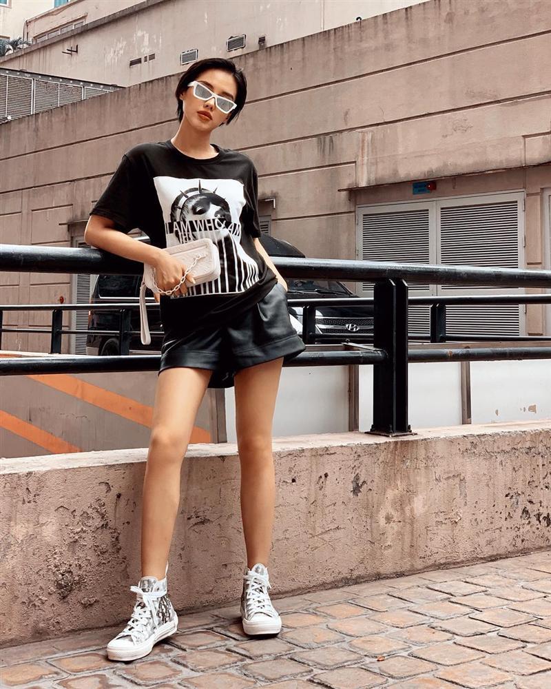 Tóc dài, quần đỏ chót: Ai dám soán ngôi street style nổi bật nhất của BB Trần tuần qua?-6