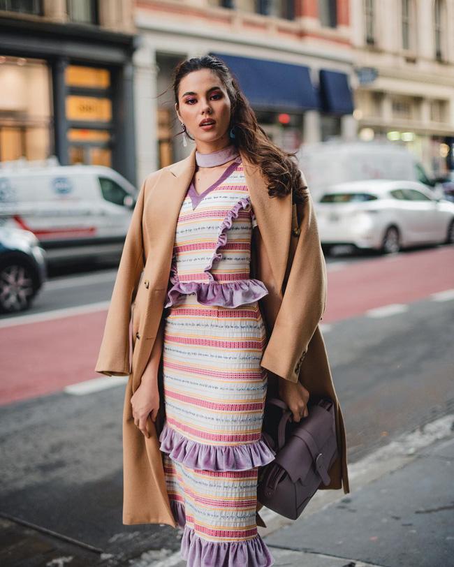 Cứ thích cầu kỳ bánh bèo, Hoa hậu Catriona Gray trông sến toàn tập tại Tuần lễ thời trang New York-1