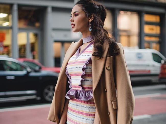 Xinh đẹp là thế mà Catriona Gray bị dìm dáng chết người vì bộ suit màu xanh khó hiểu-10