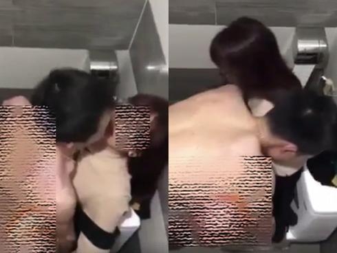 LẠ LẮM À NGHEN: 4 chân quấn nhau trong nhà vệ sinh, dân tình xúm lại đoán diễn biến cảnh nóng đang diễn ra-4