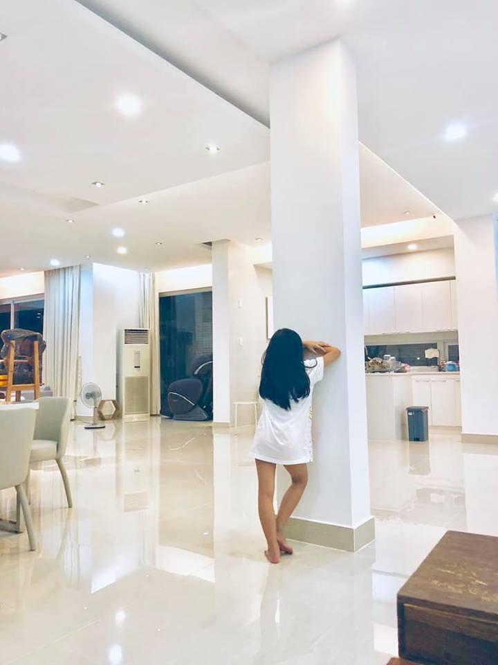 Bị con gái chê mẹ dữ như cọp, Thủy Tiên nổi trận lôi đình bắt bé Bánh Gạo chịu phạt úp mặt vào tường-2