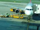 Clip gây bức xúc: Nhân viên sân bay Đà Nẵng ném hành lý của khách