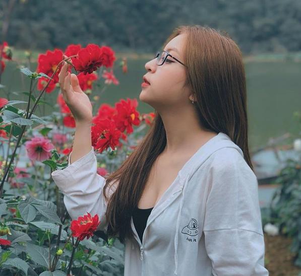 Đăng ảnh kiểu gì cũng bị chê hở ngực lộ eo, bạn gái Quang Hải chia sẻ status mới đảm bảo antifan đọc xong tức nghẹn họng-1