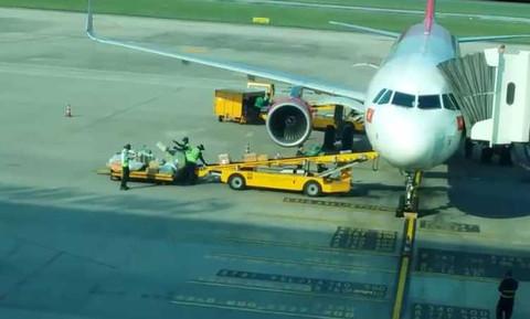 Clip gây bức xúc: Nhân viên sân bay Đà Nẵng ném hành lý của khách-2