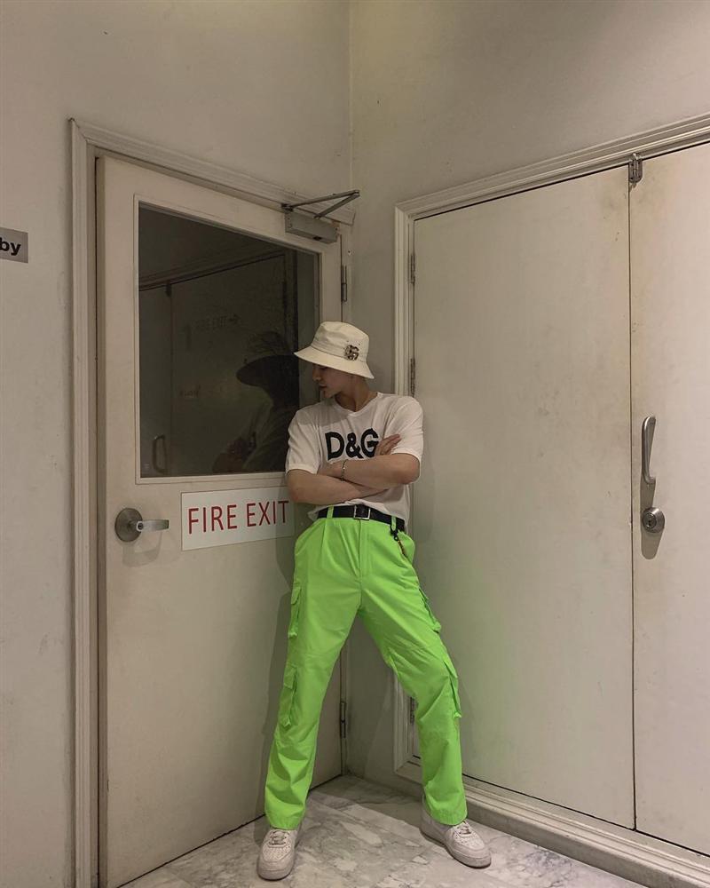 Tóc dài, quần đỏ chót: Ai dám soán ngôi street style nổi bật nhất của BB Trần tuần qua?-2