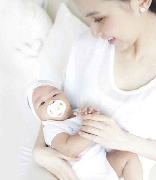 Lâu lắm mới xuất hiện, 2 con của hoa hậu ẩn dật Thùy Lâm cao lớn phổng phao khiến ai cũng ngỡ ngàng-5