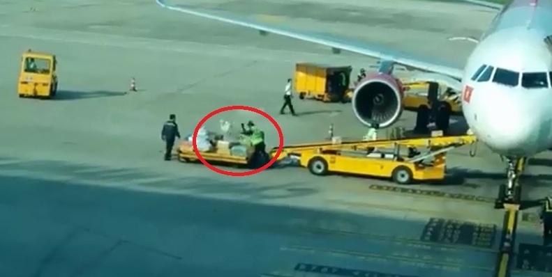 Ném hành lý như ném gạch, nhân viên sân bay Đà Nẵng bị cảnh cáo-1