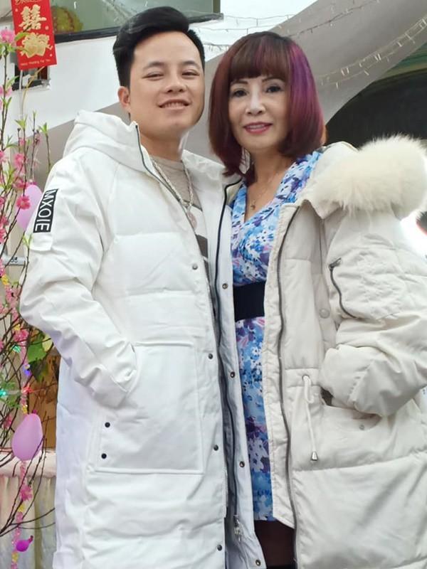 Bị chê già ăn mặc như trẻ trâu, cô dâu 62 tuổi livestream khẳng định body vẫn còn ngon nghẻ-1