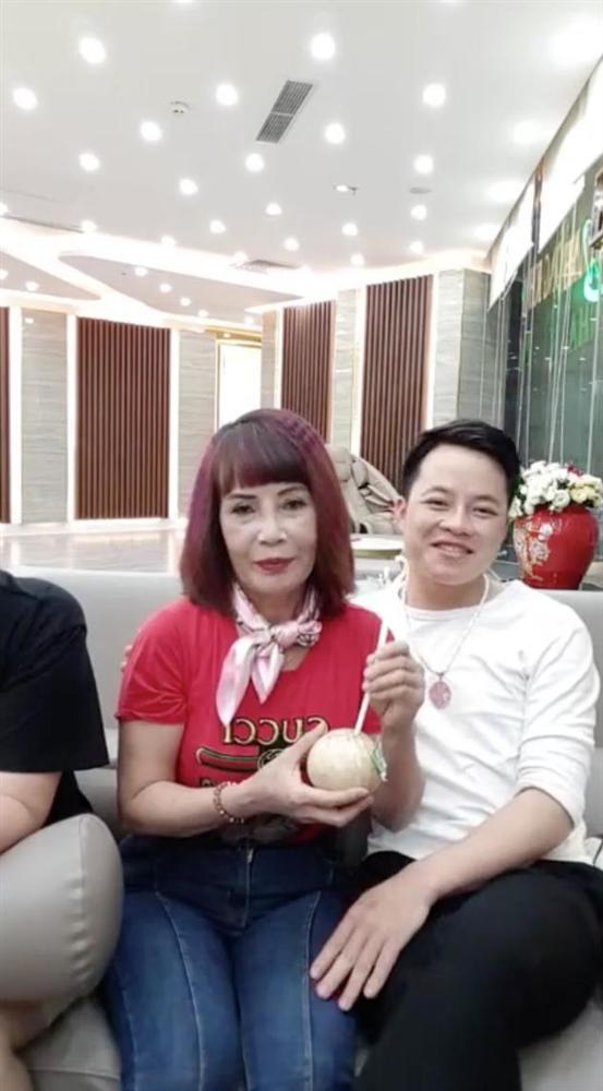 Bị chê già ăn mặc như trẻ trâu, cô dâu 62 tuổi livestream khẳng định body vẫn còn ngon nghẻ-6