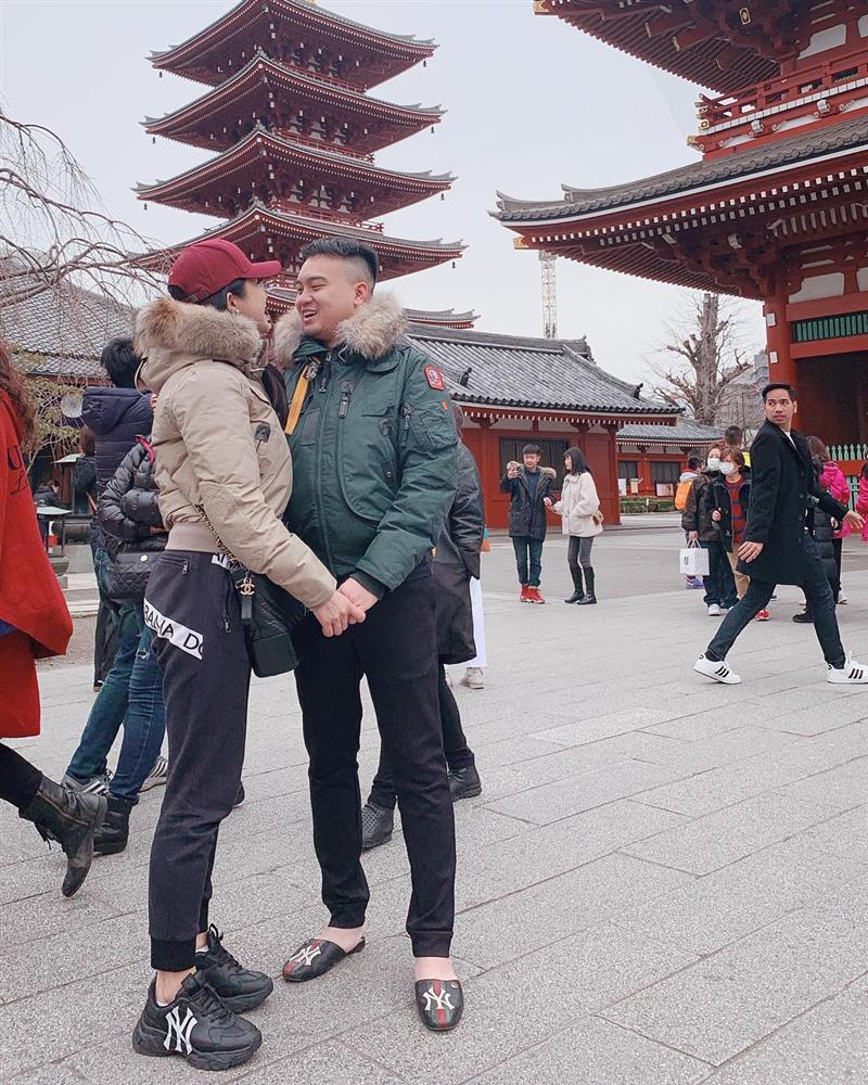 Harry Lu suýt bị trật khớp vai khi mải tự sướng với mèo cưng-3