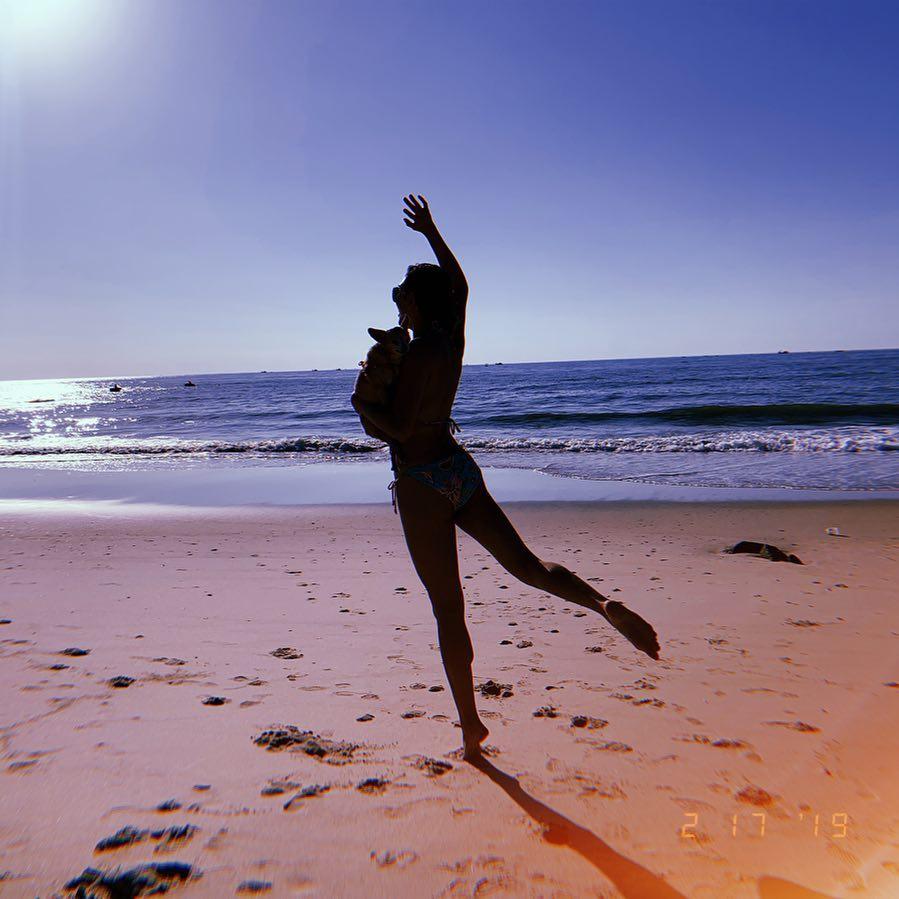 Harry Lu suýt bị trật khớp vai khi mải tự sướng với mèo cưng-9