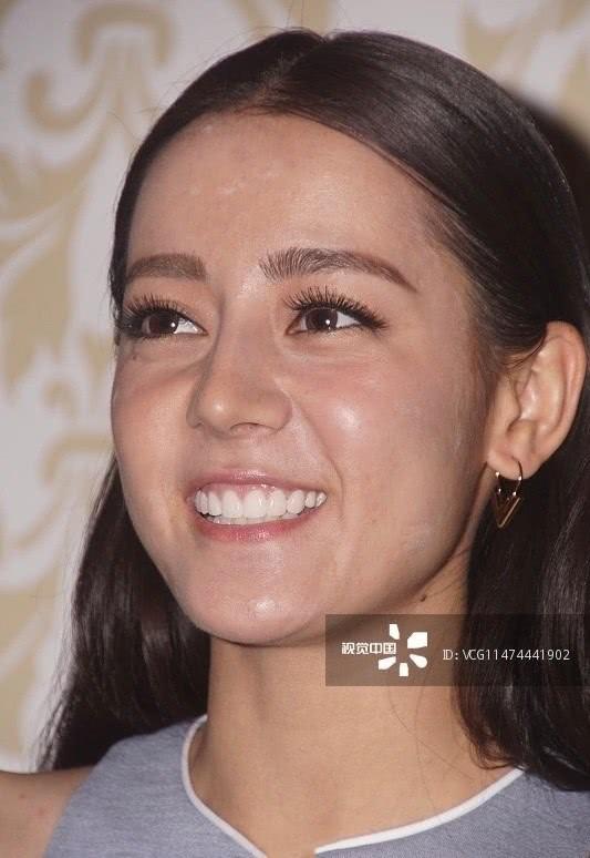 Hình ảnh phỏng vấn năm xưa của Địch Lệ Nhiệt Ba trở thành chủ đề gây tranh cãi: Da xấu, bụng ngấn mỡ gây mất điểm-4