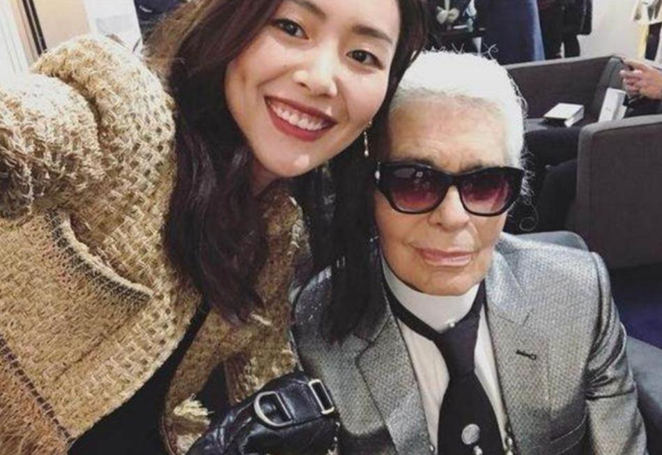 Liu Wen chụp hình selfie cùng NTK Karl Lagerfeld.