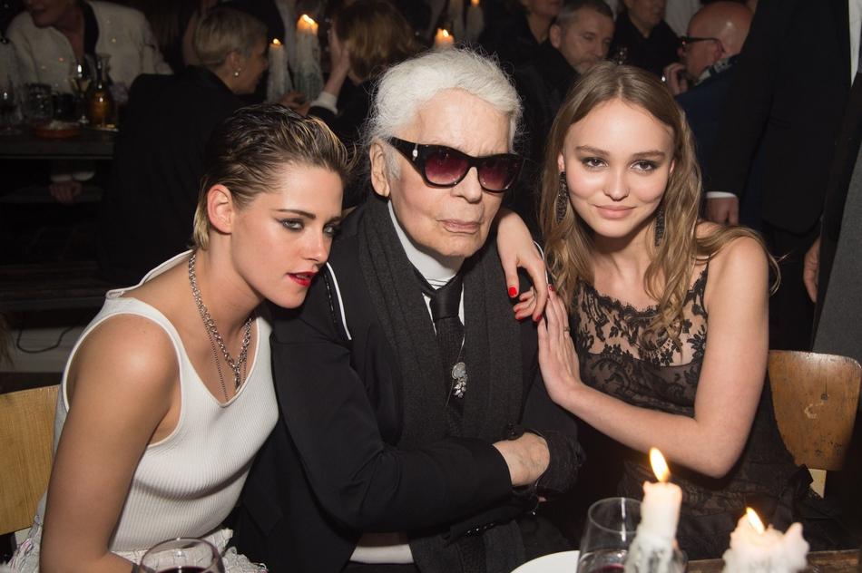 Kristen Stewart thân thiết cùng Karl Lagerfeld bên bàn tiệc.