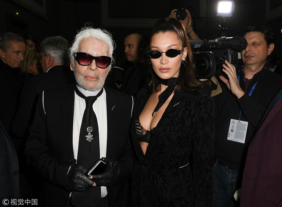 NTK Karl Lagerfeld và chân dài Bella Hadid trong một sự kiện. Chân dài cũng là một trong những nàng mẫu được ông cưng chiều hết mực.