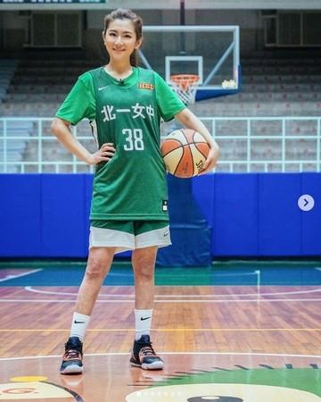 S.H.E Selina vẫn tự tin pose dáng dù đôi chân chằng chịt sẹo sau tai nạn bỏng toàn thân 8 năm trước-1