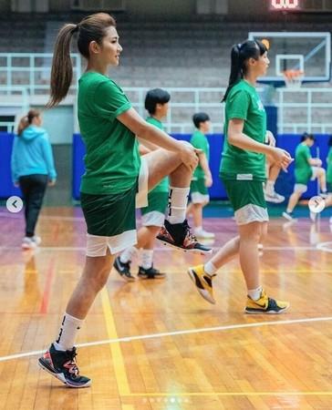 S.H.E Selina vẫn tự tin pose dáng dù đôi chân chằng chịt sẹo sau tai nạn bỏng toàn thân 8 năm trước-5