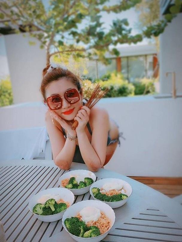 S.H.E Selina vẫn tự tin pose dáng dù đôi chân chằng chịt sẹo sau tai nạn bỏng toàn thân 8 năm trước-8