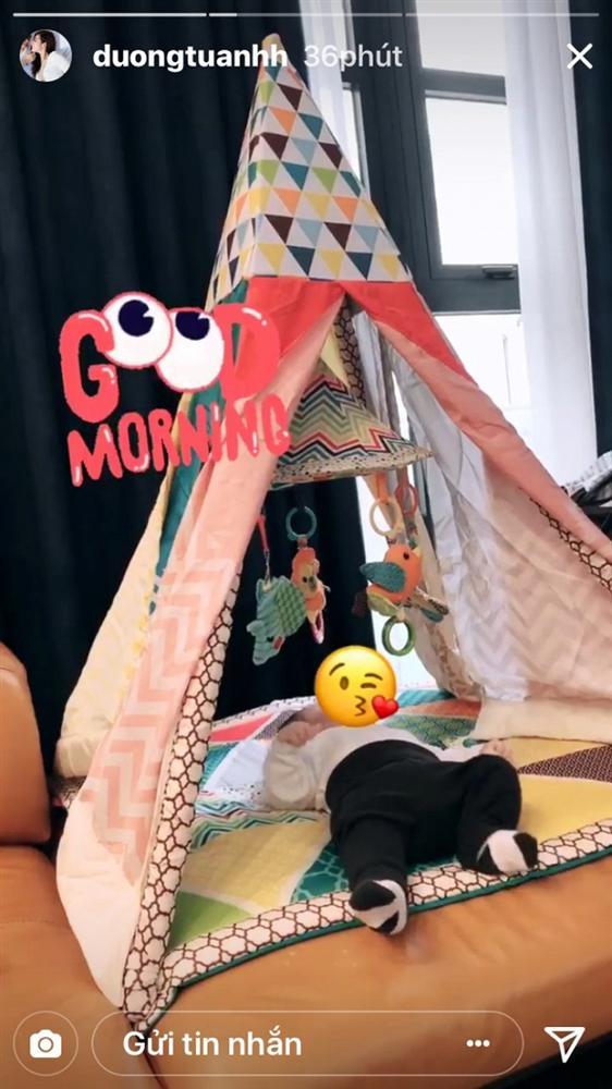 Á hậu Tú Anh công khai ảnh quý tử đầu lòng bụ bẫm cực dễ thương-2