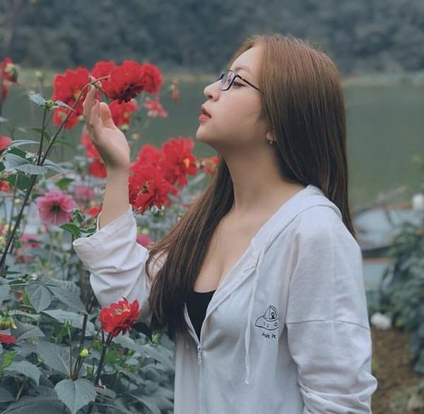 Bị chê ăn mặc hở hang, hát như đấm vào tai, bạn gái Quang Hải lại diện áo 2 dây sexy tự tin hát nhép Như lời đồn-1