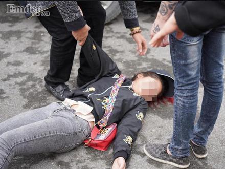 Tiễn người yêu lên đường nhập ngũ, cô gái khóc ngất, nằm bất động trên sân hút hàng nghìn lượt like