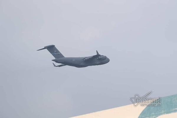 3 tiếng dỡ hàng từ ngựa thồ của Tổng thống Mỹ ở sân bay Nội Bài-3