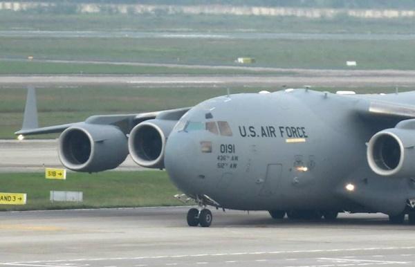 Siêu máy bay chuyên chở xe của Tổng thống Mỹ đáp xuống Nội Bài có gì đặc biệt?-1