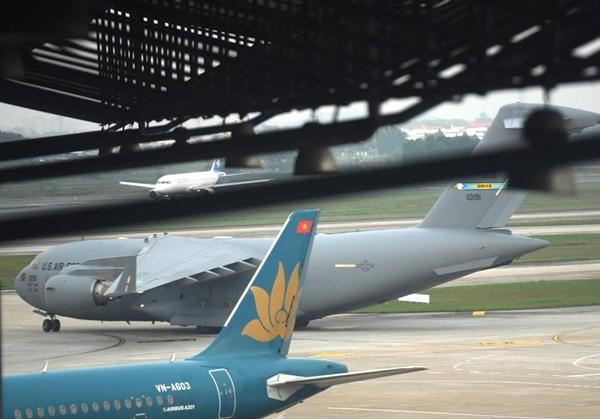 Siêu máy bay chuyên chở xe của Tổng thống Mỹ đáp xuống Nội Bài có gì đặc biệt?-2