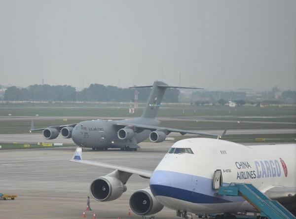 Siêu máy bay chuyên chở xe của Tổng thống Mỹ đáp xuống Nội Bài có gì đặc biệt?-3