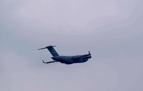 Siêu máy bay chuyên chở xe của Tổng thống Mỹ đáp xuống Nội Bài có gì đặc biệt?-4