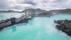 Ngâm mình trong bể nước nóng lớn nhất thế giới ở Iceland