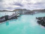 Ngâm mình trong bể nước nóng lớn nhất thế giới ở Iceland