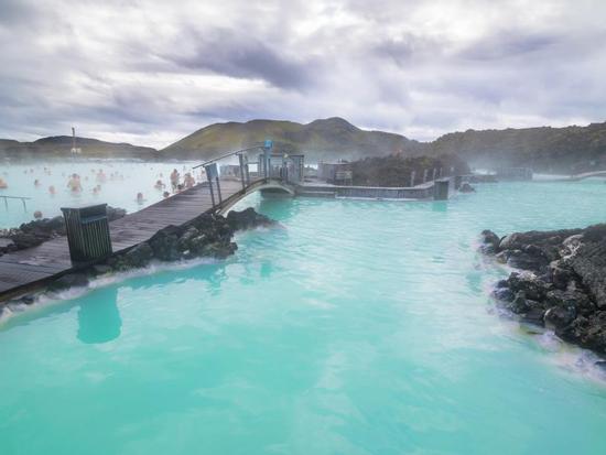 Ngâm mình trong bể nước nóng lớn nhất thế giới ở Iceland