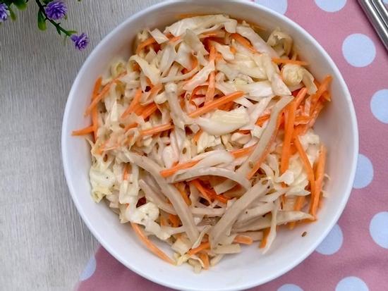 Salad bắp cải trộn sốt mè rang ngậy thơm cho bữa sáng gọn nhẹ