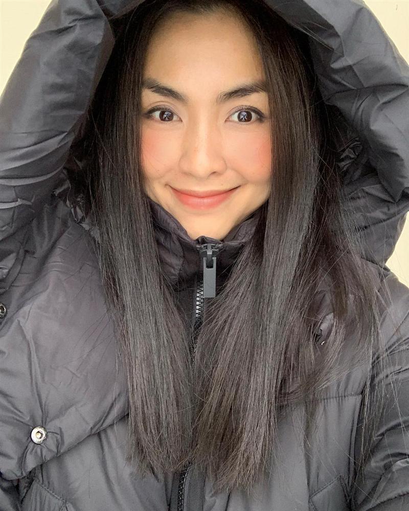 Sau thời gian bị chê gầy trơ xương, Tăng Thanh Hà gây bất ngờ khi để lộ mặt tròn vo, eo ngấn mỡ-3