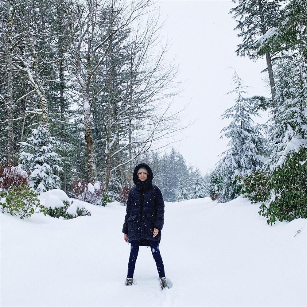 Sau thời gian bị chê gầy trơ xương, Tăng Thanh Hà gây bất ngờ khi để lộ mặt tròn vo, eo ngấn mỡ-2