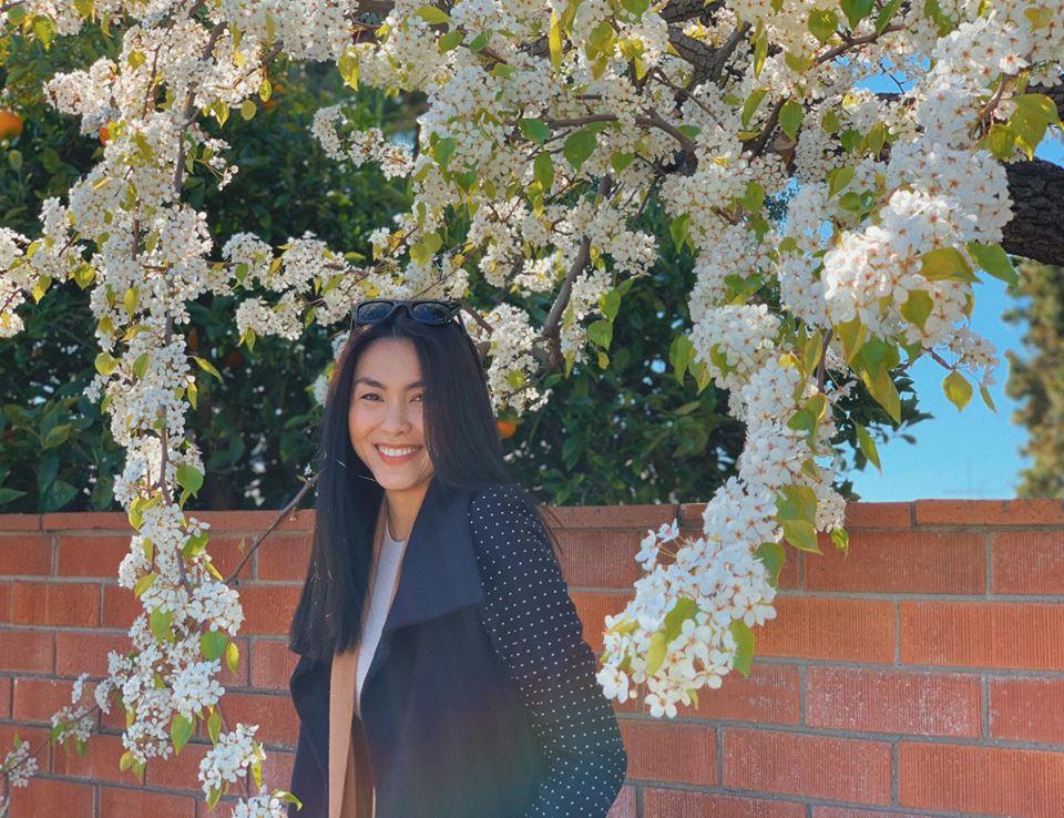 Sau thời gian bị chê gầy trơ xương, Tăng Thanh Hà gây bất ngờ khi để lộ mặt tròn vo, eo ngấn mỡ-4