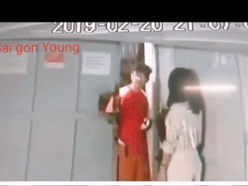 Clip gây phẫn nộ: Người đàn ông sàm sỡ, ôm hôn bé gái trong thang máy ở Sài Gòn-1