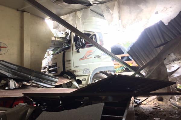 Bình Dương: Xe container chở hàng chục tấn thép đâm sập quán ăn-1