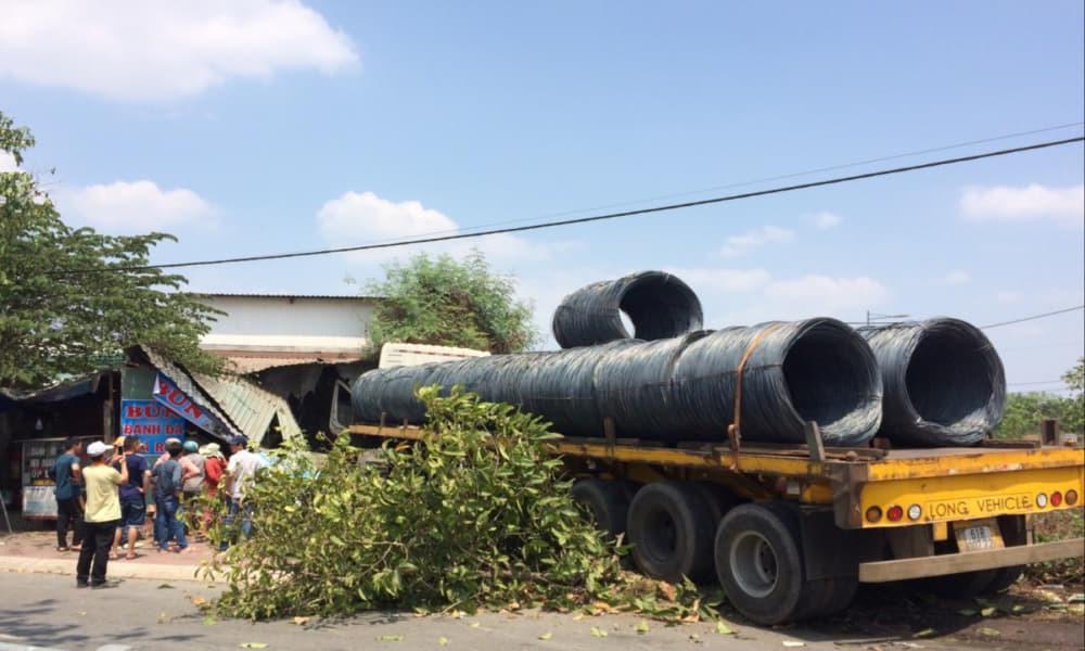Bình Dương: Xe container chở hàng chục tấn thép đâm sập quán ăn-2