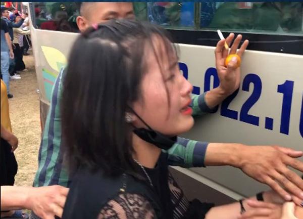 Tiễn người yêu nhập ngũ, cô gái vừa khóc vừa khẳng định: Em sẽ chờ anh 2 năm, rồi mình cưới-1