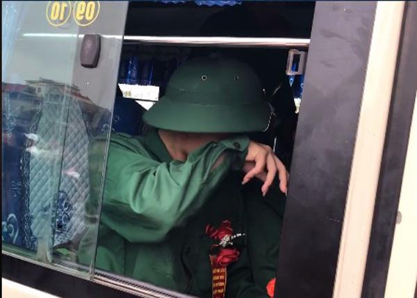 Tiễn người yêu nhập ngũ, cô gái vừa khóc vừa khẳng định: Em sẽ chờ anh 2 năm, rồi mình cưới-3