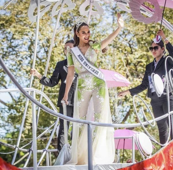 Xinh đẹp là thế mà Catriona Gray bị dìm dáng chết người vì bộ suit màu xanh khó hiểu-3
