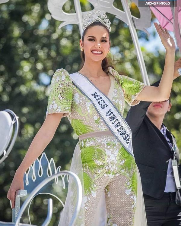 Xinh đẹp là thế mà Catriona Gray bị dìm dáng chết người vì bộ suit màu xanh khó hiểu-4