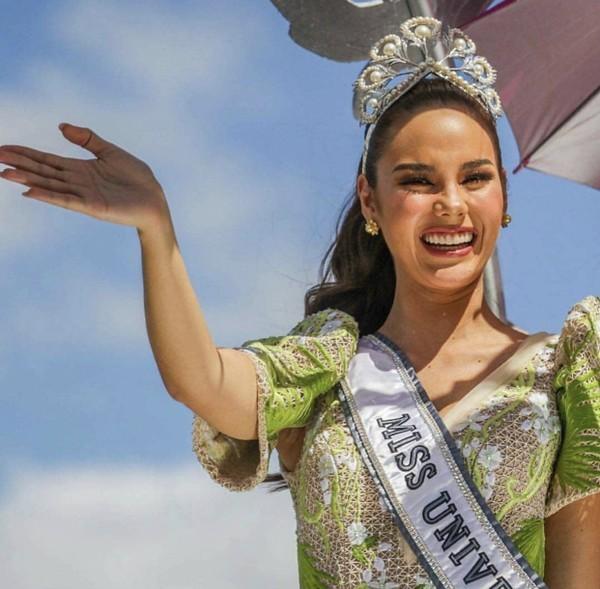 Xinh đẹp là thế mà Catriona Gray bị dìm dáng chết người vì bộ suit màu xanh khó hiểu-5