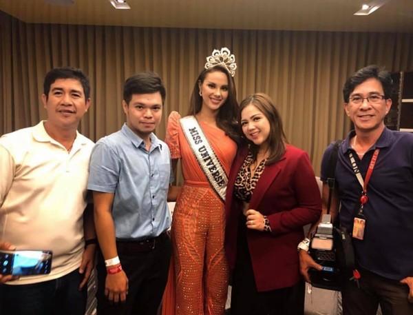 Xinh đẹp là thế mà Catriona Gray bị dìm dáng chết người vì bộ suit màu xanh khó hiểu-7